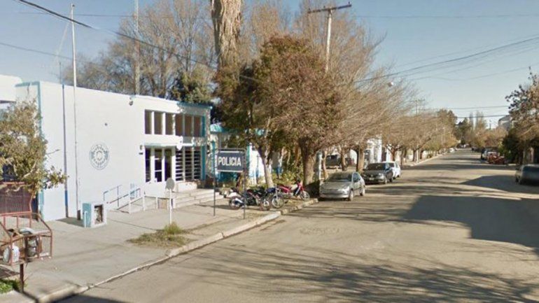 El insólito hecho ocurrió en la dependencia policial de Cinco Saltos.