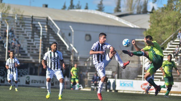 Romero jugó con la 10 ante Ferro de La Pampa y marcó el primer gol.