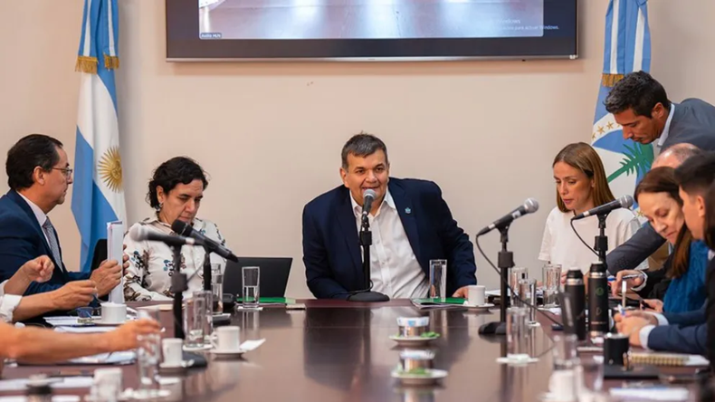 El ministro Guillermo Koenig, durante su intervención en la Legislatura. | LM Neuquen El ministro Guillermo Koenig, durante su intervención en la Legislatura.
