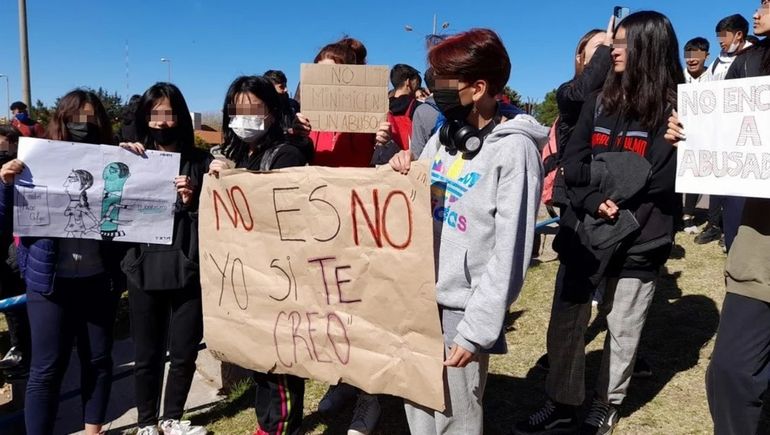 Seis alumnas acusan de abuso a un compañero