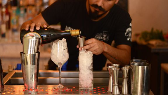 Tuvo que cerrar su bar y se reinventó con barras móviles para contagiar el amor por la coctelería