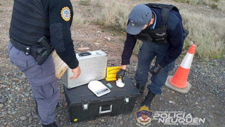 La Policía secuestró droga de un auto, pero el conductor logró escapar.