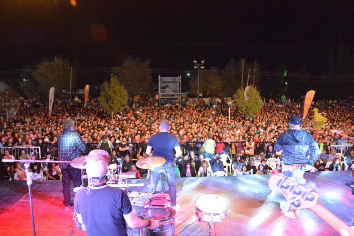 Cutral Co vivió una noche de fiesta con Los Auténticos Decadentes.