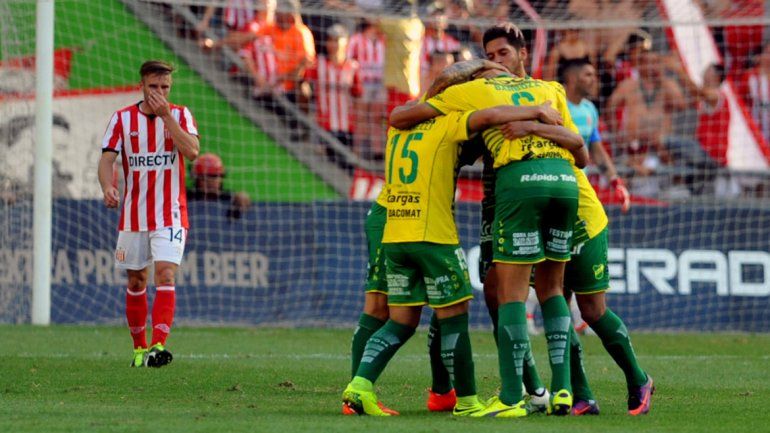 Defensa derrotó 2-1 en el estadio Ciudad de La Plata y acentuó la caída de los pinchas.