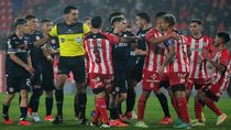 En varios momentos del partido hubo discusiones y tumultos entre los jugadores. Noche caliente en Avellaneda, que culminó con insultos contra los dirigentes y silbidos para los jugadores.