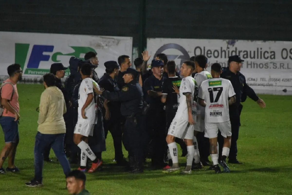 Los jugadores de Altos Hornos Zapla de Jujuy fueron a protestarle al árbitro Sanz.&nbsp;