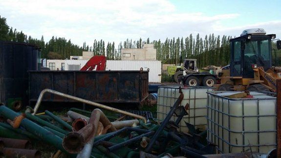 Se encontraron gran cantidad de desechos de maquinarias de usos petroleros.