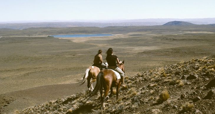 Inversores globales transforman tierras fiscales en activos turísticos de alto valor en los Andes. Inversores globales transforman tierras fiscales en activos turísticos de alto valor en los Andes.