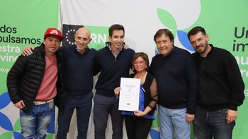 Rodrigo Buteler y Alberto Weretilneck participaron de la entrega de escrituras para los vecinos en el CCC. Foto: Gentileza.