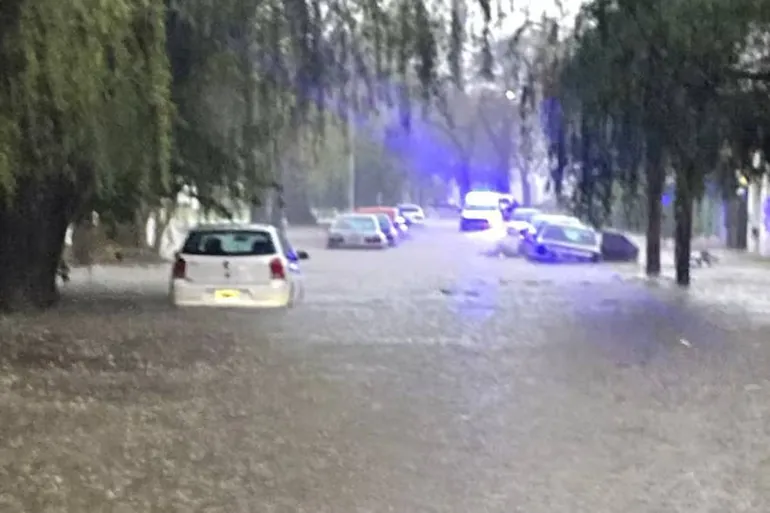 Las inundaciones por el temporal provocaron graves incidentes en la ciudad y provincia de Buenos Aires. Las inundaciones por el temporal provocaron graves incidentes en la ciudad y provincia de Buenos Aires.