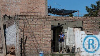 denuncio que un amigo la encerro, la golpeo y la violo