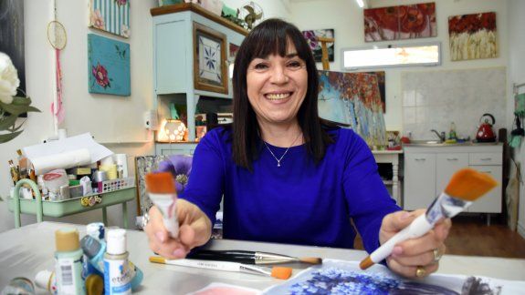 La pintura la salvó y remodeló su casa para abrir su taller