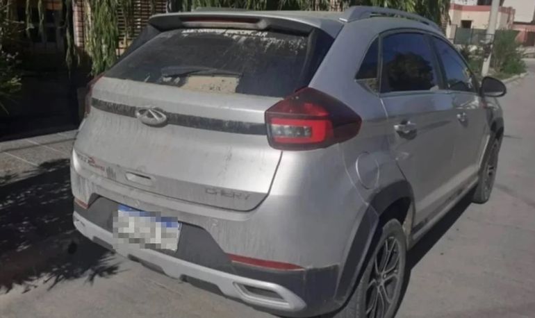 El auto robado fue hallado poco después en otro barrio de Trelew. El auto robado fue hallado poco después en otro barrio de Trelew.