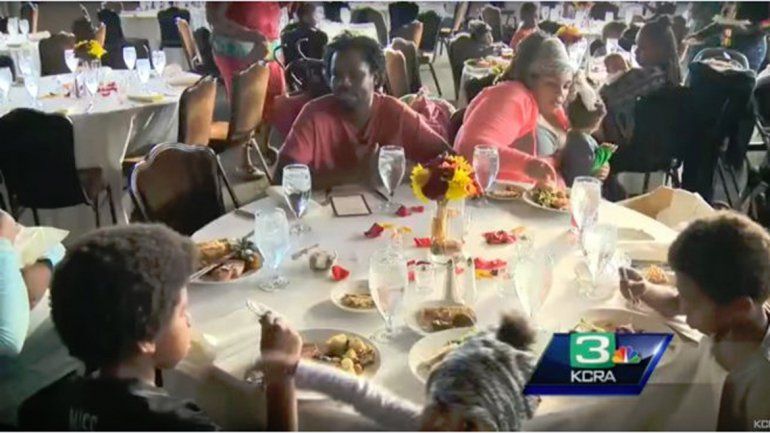 Una de las familias pobres sentadas a la mesa en la boda de Quinn.