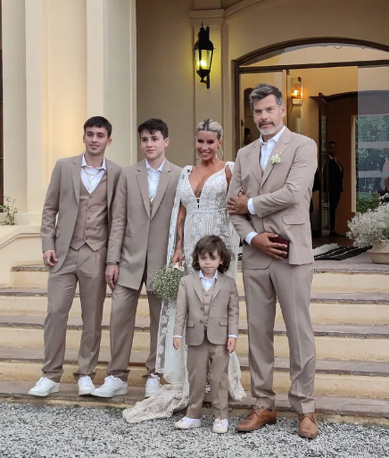 Ramiro, Juan, Tomás y Felipe lucieron el mismo diseño de traje en color tostado.