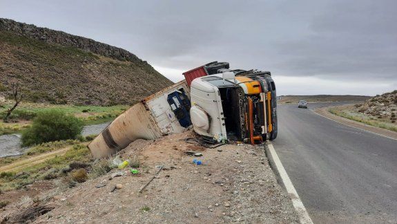 Ruta 40: camionero perdió el control y volcó en la banquina