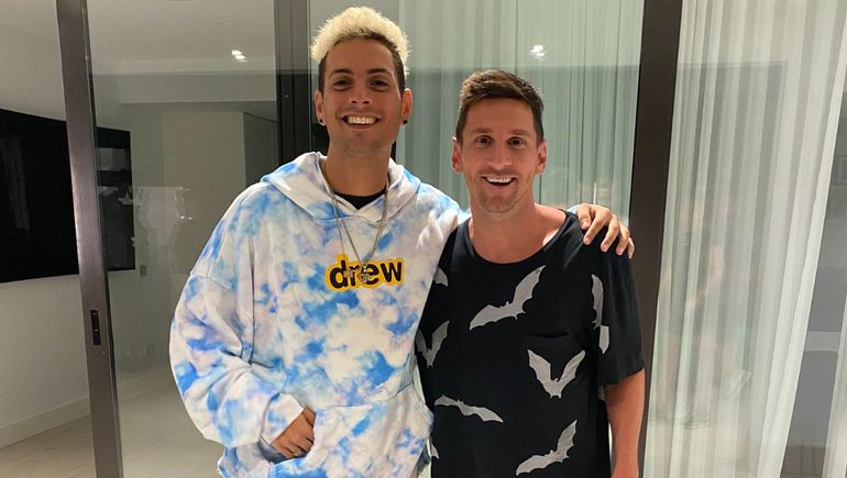 Coscu con Lionel Messi, en una foto de agosto de 2021 que el streamer tiene en sus redes. Coscu con Lionel Messi, en una foto de agosto de 2021 que el streamer tiene en sus redes.