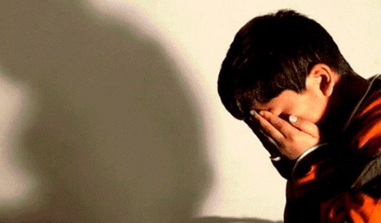 Detenida abuela por pegarle escobazos a su nieto