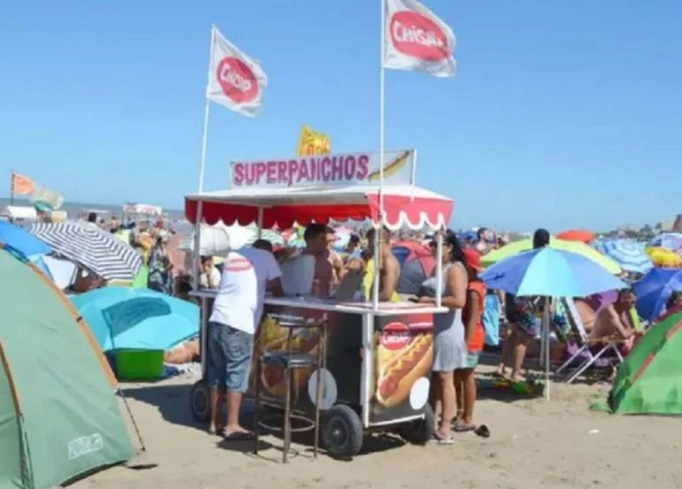 Comer un pancho con una gaseosa en una playa de Mar del Plata cuesta $5000. Foto: Google. Comer un pancho con una gaseosa en una playa de Mar del Plata cuesta $5000. Foto: Google.