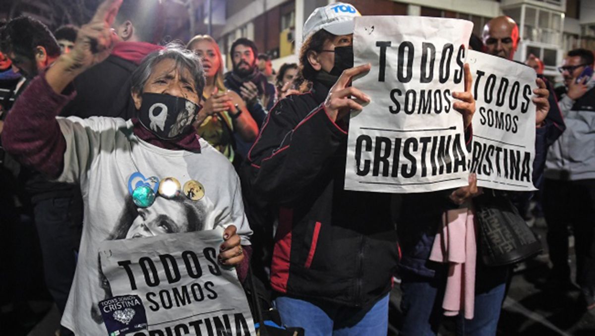 Sigue la vigilia frente al domicilio de la vicepresidenta Cristina Fernández