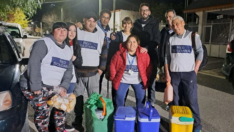 Voluntarios de Red Solidaria, listos para salir a repartir viandas por las calles de Neuquén. Voluntarios de Red Solidaria, listos para salir a repartir viandas por las calles de Neuquén.
