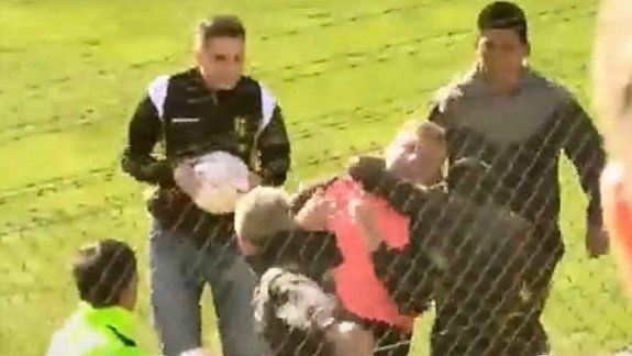 Video: Escandalosa y grave agresión al DT de Olimpo en Madryn