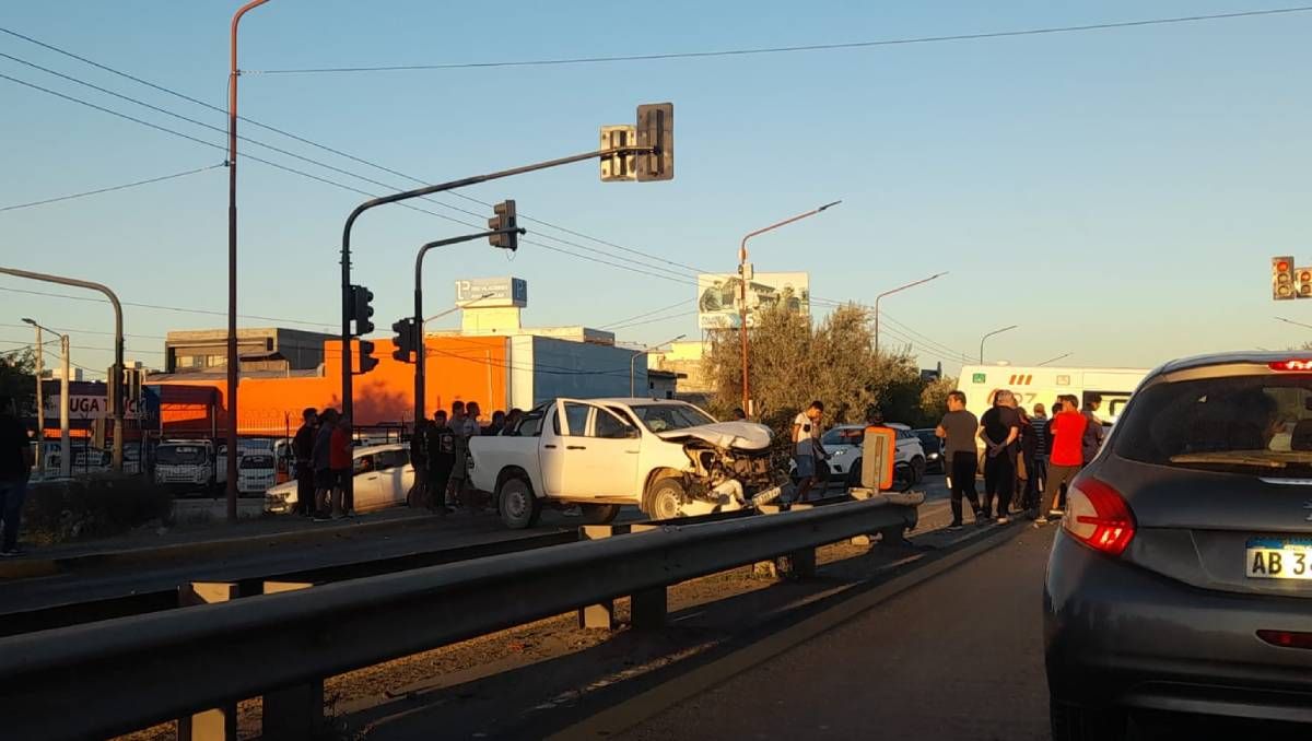Chocaron a un auto y quisieron alejarse pero la Policía se los impidió