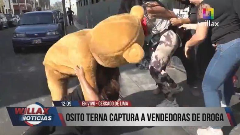 El video viral más increíble de los últimos tiempos. Disfrazado de osito de peluche, un Policía detuvo a una narcotraficante en Perú.
