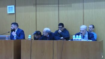 Los abogados defensores de los tres acusados, que aparecen sentados detrás. Los abogados defensores de los tres acusados, que aparecen sentados detrás.