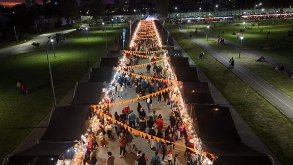 La feria Neuquén Emprende en su edición navideña contará con espectáculos para toda la familia, puestos y chivitos