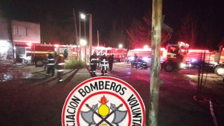 Un incendio afectó una casa de dos plantas y dos motos