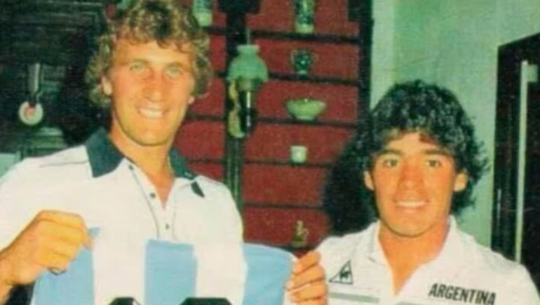 Un ex jugador del Mundial 86 subasta una inédita camiseta de Maradona