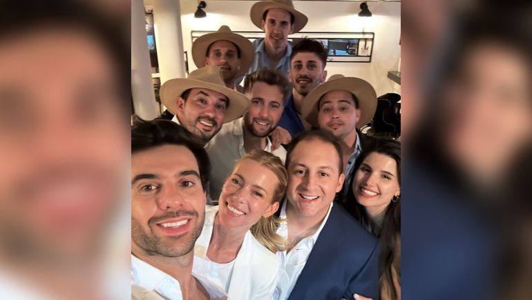 Los recién casados junto a sus amistades. Los recién casados junto a sus amistades.