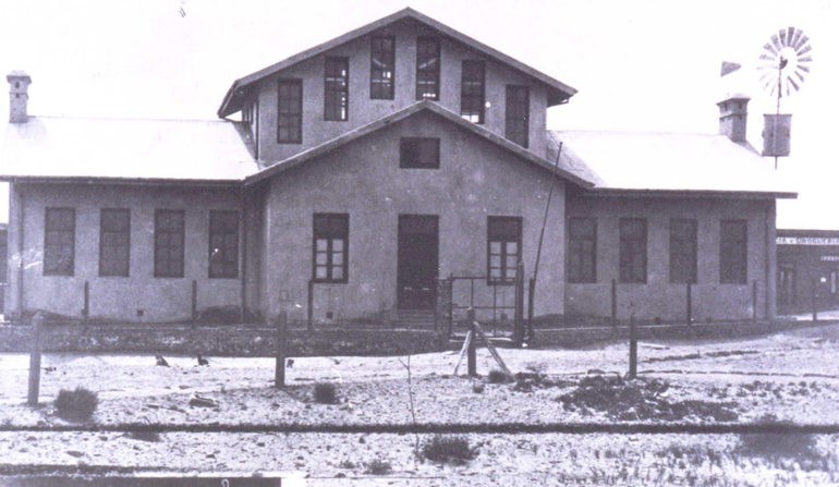 La antigua escuela N° 2: Avda. Argentina y Carlos H. Rodríguez. Fuente: archivo familia Ligallupi La antigua escuela N° 2: Avda. Argentina y Carlos H. Rodríguez. Fuente: archivo familia Ligallupi