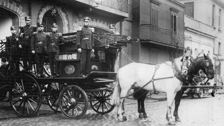 La primera formación de Bomberos Voluntarios en el barrio porteño de La Boca. La primera formación de Bomberos Voluntarios en el barrio porteño de La Boca.