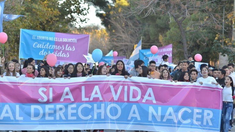 Una multitud marchó en Neuquén en rechazo a la legalización del aborto