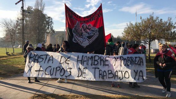 Una protesta por trabajo complicó el tránsito en los puentes