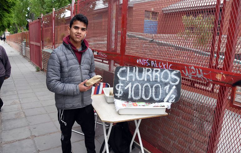 Elecciones 2023 en Neuquén: domingo con votos primerizos, vendedores y lluvia