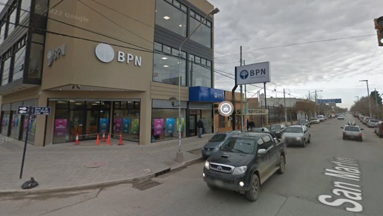 Bajó a sacar plata del cajero y le robaron las mochilas de sus hijas del auto