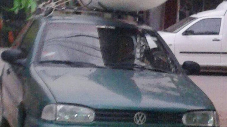 Izquierda: el VW Gol antes de ser robado en Plottier. Derecha: el auto