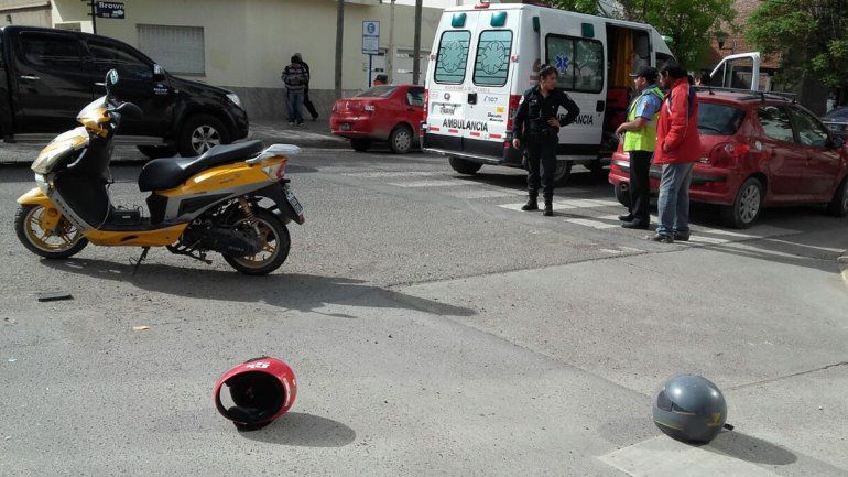 Madre e hijo fueron al hospital tras chocar en moto contra un auto