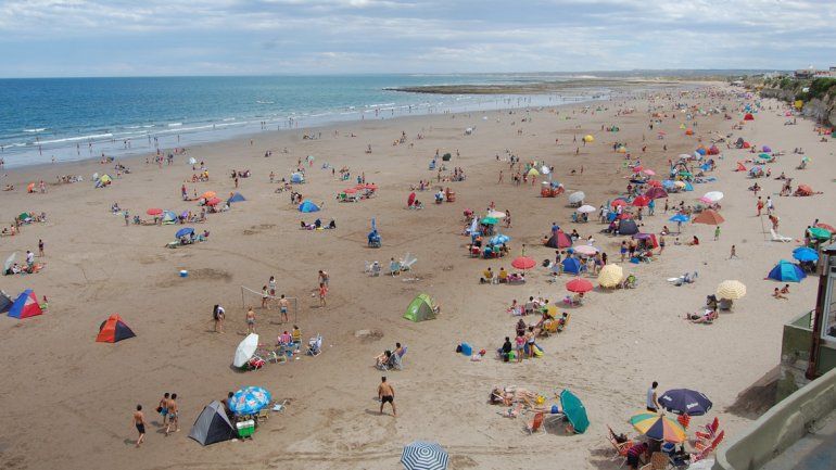 El viento complicó ayer el día de playa en Las Grutas.