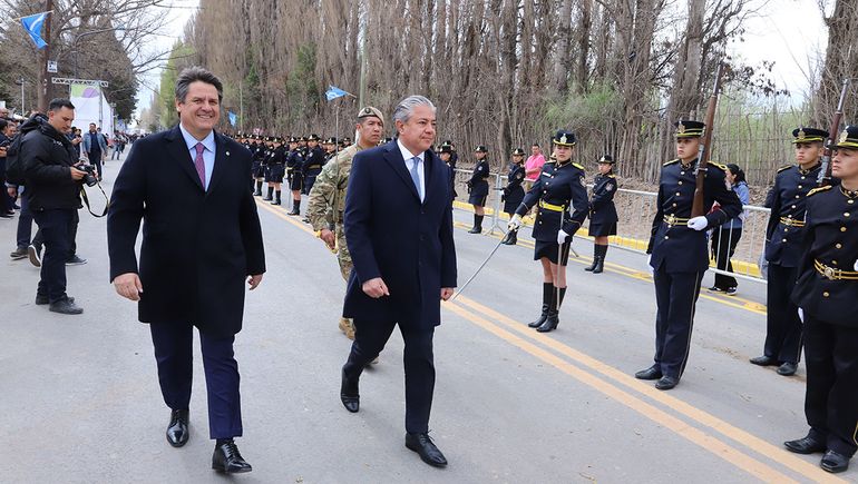 El intendente Mariano Gaido y el gobernador Rolando Figueroa, presentes en el desfile.