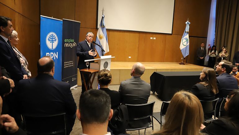 El gobernador Rolando Figueroa en la firma de convenios para desarrollo laboral y educativo con PAE, Shell y Pan American Energy. El gobernador Rolando Figueroa en la firma de convenios para desarrollo laboral y educativo con PAE, Shell y Pan American Energy.