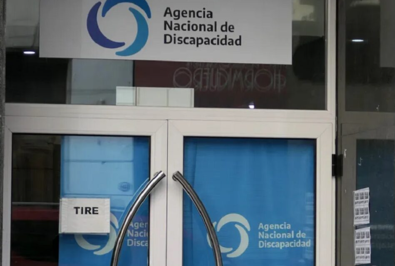 La oficina de la ANDIS en Comodoro Rivadavia, con las puertas cerradas. La oficina de la ANDIS en Comodoro Rivadavia, con las puertas cerradas.