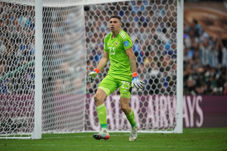 Dibu Martínez defendendiendo la camiseta Argentina Dibu Martínez defendendiendo la camiseta Argentina