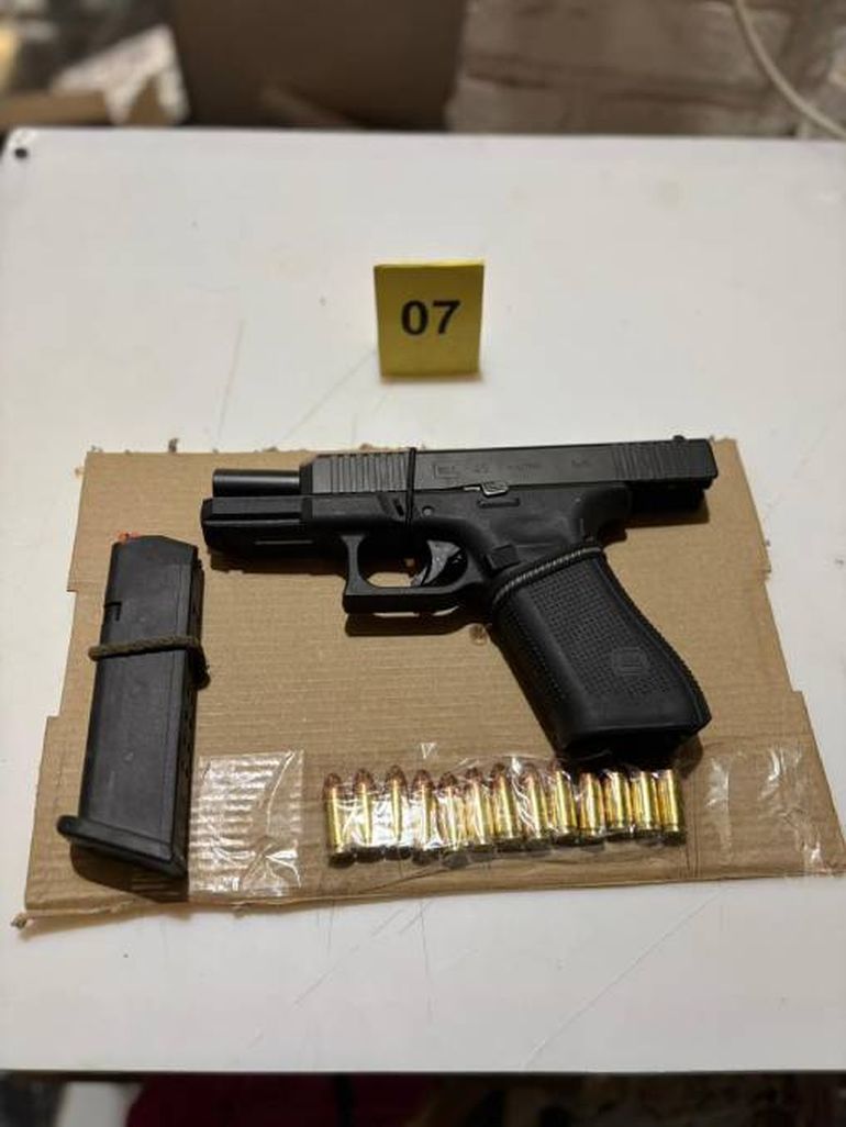 La Brigada de Investigaciones de la Comisaría Tercera protagonizó otro exitoso golpe a las bandas que causan terror en Villa Ceferino. La Brigada de Investigaciones de la Comisaría Tercera protagonizó otro exitoso golpe a las bandas que causan terror en Villa Ceferino.