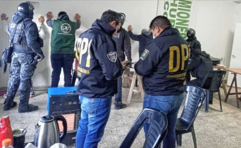 Uno de los allanamientos durante la instrucción de la causa, por la que ya fueron condenados una enfermera del hospital de Comodoro Rivadavia y un empleado de Camioneros. 