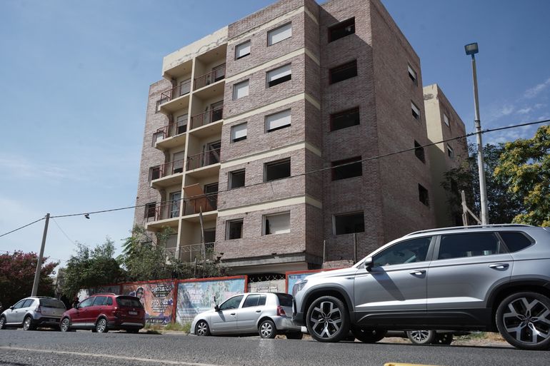 El edificio abandonado de Sargento Cabral fue ocupado por gente en situación de calle. Foto: archivo.