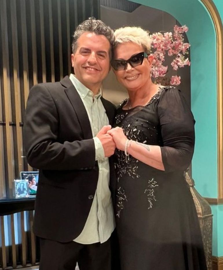 Después de tirarse mutuamente varios palos en la mesa, Ángel y Carmen posaron sonrientes. Después de tirarse mutuamente varios palos en la mesa, Ángel y Carmen posaron sonrientes.